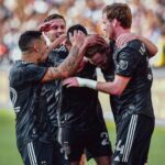 Jogadores do Houston Dynamo comemoram vitória por 3 a 0 no LA Galaxy