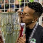Léo Chú com a taça da CONCACAF Champions League