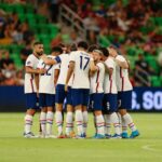 Seleção dos Estados Unidos reunida durante partida contra Granada
