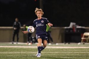 Jovem zagueiro assina novo contrato e passa a integrar time principal do New England Revolution