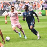 Leonardo Campana e Tyler Blackett disputam a bola