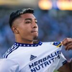 Julián Araujo desponta como possível substituto de Sergiño Dest no Barcelona