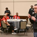 Presidente da Liga MX falando com os jogadores representantes da liga mexicana antes do Jogos das Estrelas 2022