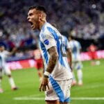 Lautaro Martinez celebra o gol da Argentina (John Perd / X)