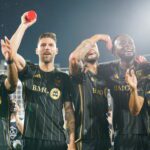 Jogadores do LAFC celebram vitória no Rose Bowl contra o Galaxy (Celso Oliveira / Territorio MLS)