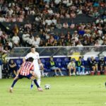 Gabriel Pec marca o gol contra o Chivas Guadalajara pelo LA Galaxy (Celso Oliveira / Territorio MLS)