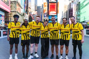 Borussia Dortmund invade Times Square e celebra comunidade de Nova York com futebol, impacto social e diversão
