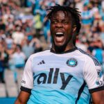 Wilfried Zaha Comemora o gol (Pitchside Brasil)