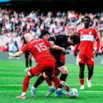 Jogadores do Chicago Fire tentam pegar a bola de Messi