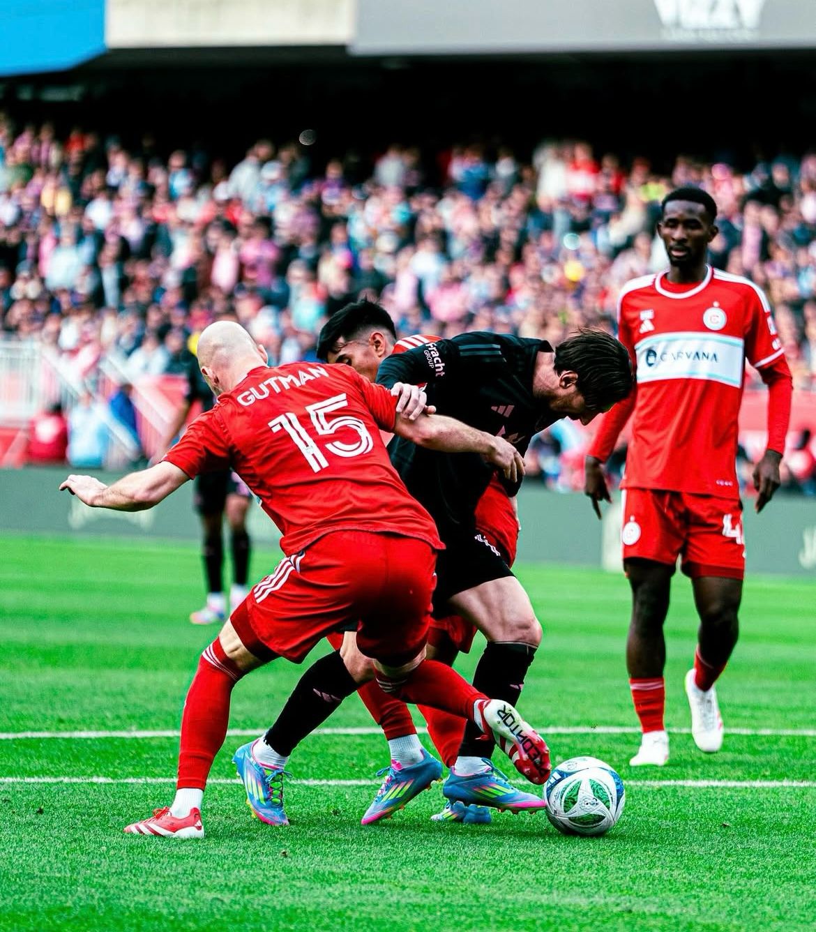 Jogadores do Chicago Fire tentam pegar a bola de Messi