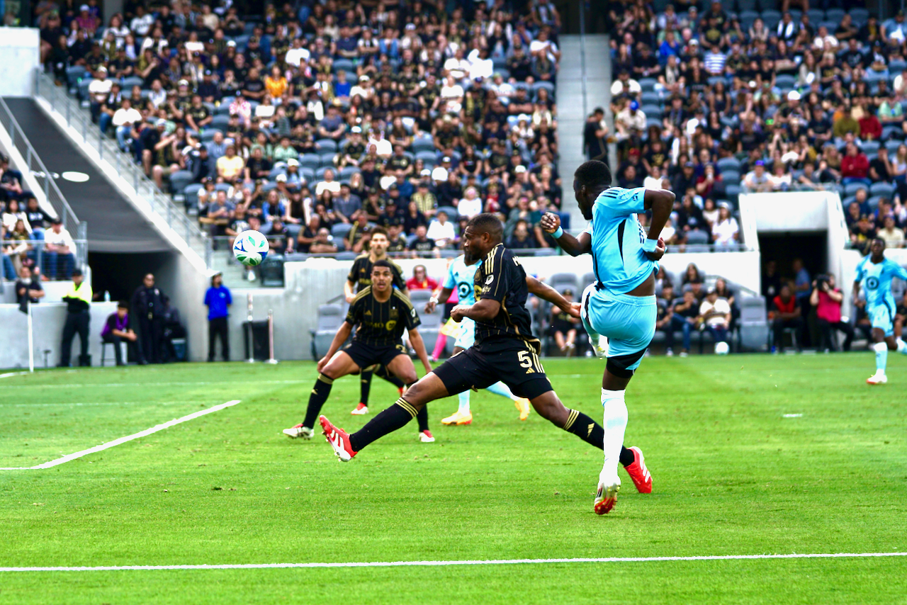 O defensor do LAFC Marlon Santos contra o Minnesota United (Celso Oliveira / Territorio MLS)
