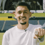 Mark Delgado recebe anel de campeão em Los Angeles antes do El Trafico (LA Galaxy / X)