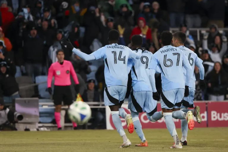 Minnesota vence St. Louis fora de casa em partida marcada por expulsões