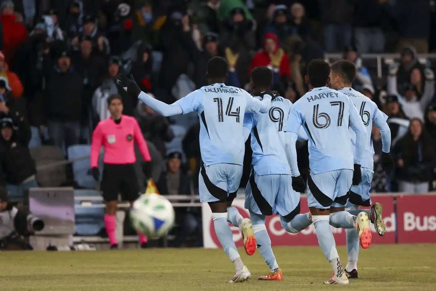 Minnesota vence St. Louis fora de casa em partida marcada por expulsões