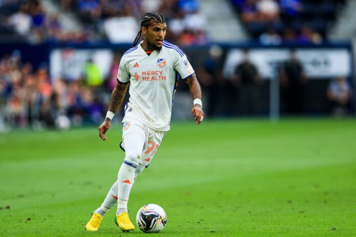 FC Cincinnati negocia DeAndre Yedlin com o Real Salt Lake