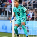 Apesar de ter atuado como reserva em sua primeira experiência na Copa do Mundo, na edição de 2022 no Catar, St. Clair saboreou cada momento da oportunidade única de representar seu país. Em 2026, ele lutará pela vaga de titular. "Para mim, o mais importante, estar na última Copa do Mundo, foi cantar o hino nacional, ouvi-lo e ele se tornar real", St. Clair relembrou a aventura memorável. Uma das fotos mais virais foi a de Kamal [Miller] derramando uma lágrima. É um momento, sabe o que quero dizer? As emoções te dominam naquele momento. Você sabe que está representando algo muito maior do que você, mas no cenário mundial. Enquanto Oluwaseyi tentava lidar com o tempero do banquete de domingo de seu chef, St. Clair discutiu a emoção de sediar uma Copa do Mundo em casa e sua jornada para chegar lá — enquanto parava para fazer compras no supermercado — no último episódio de Off The Ball.