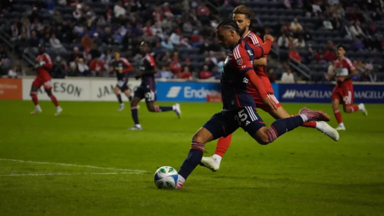 Chicago Fire vence o New England Revolution e entra firme na briga por playoffs da MLS
