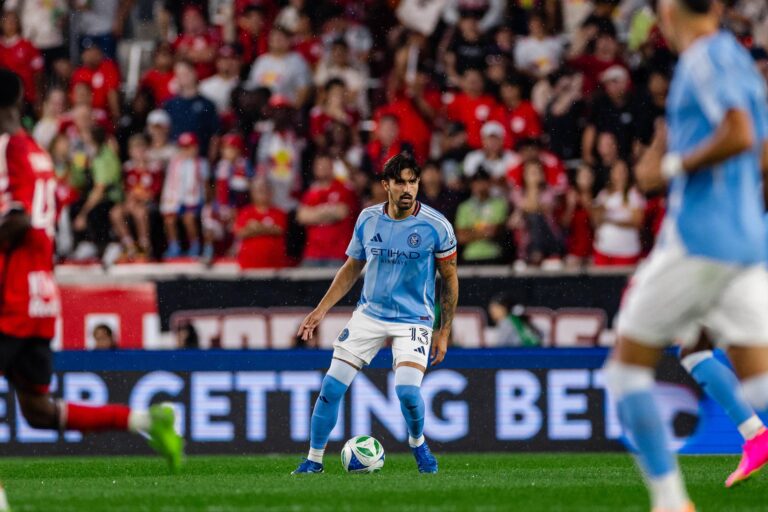 Thiago Martins celebra gol em clássico e vê New York City em “crescente” na reta final da temporada regular da MLS