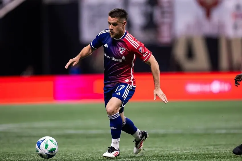 Técnico do Dallas rasga elogios a ex-Corinthians: "Ele se entrega de corpo e alma"