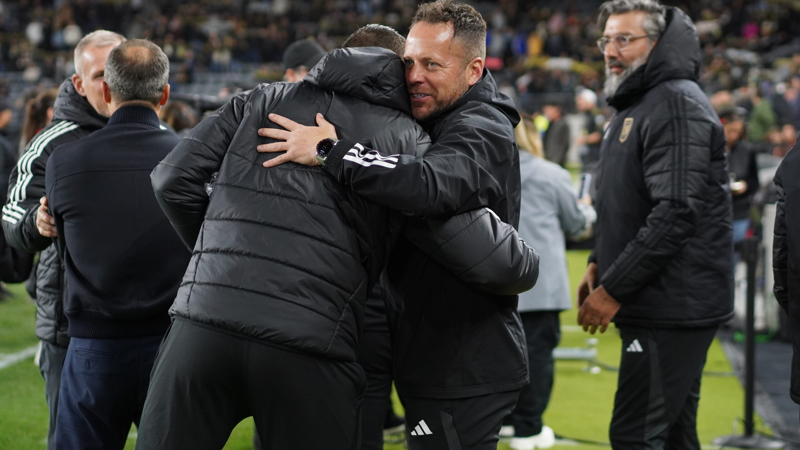 Marc dos Santos abraça membro da comissão técnica do Nashville SC (Celso Oliveira / Territorio MLS)