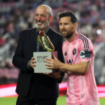 FORT LAUDERDALE, FLÓRIDA - 24 DE OUTUBRO: Lionel Messi #10 do Inter Miami CF recebe a Chuteira de Ouro da MLS de Don Garber, Comissário da Major League Soccer, antes da partida dos playoffs da MLS Cup de 2025 entre Inter Miami CF e Nashville SC no Chase Stadium em 24 de outubro de 2025 em Fort Lauderdale, Flórida. (Foto de Leonardo Fernandez/Getty Images)