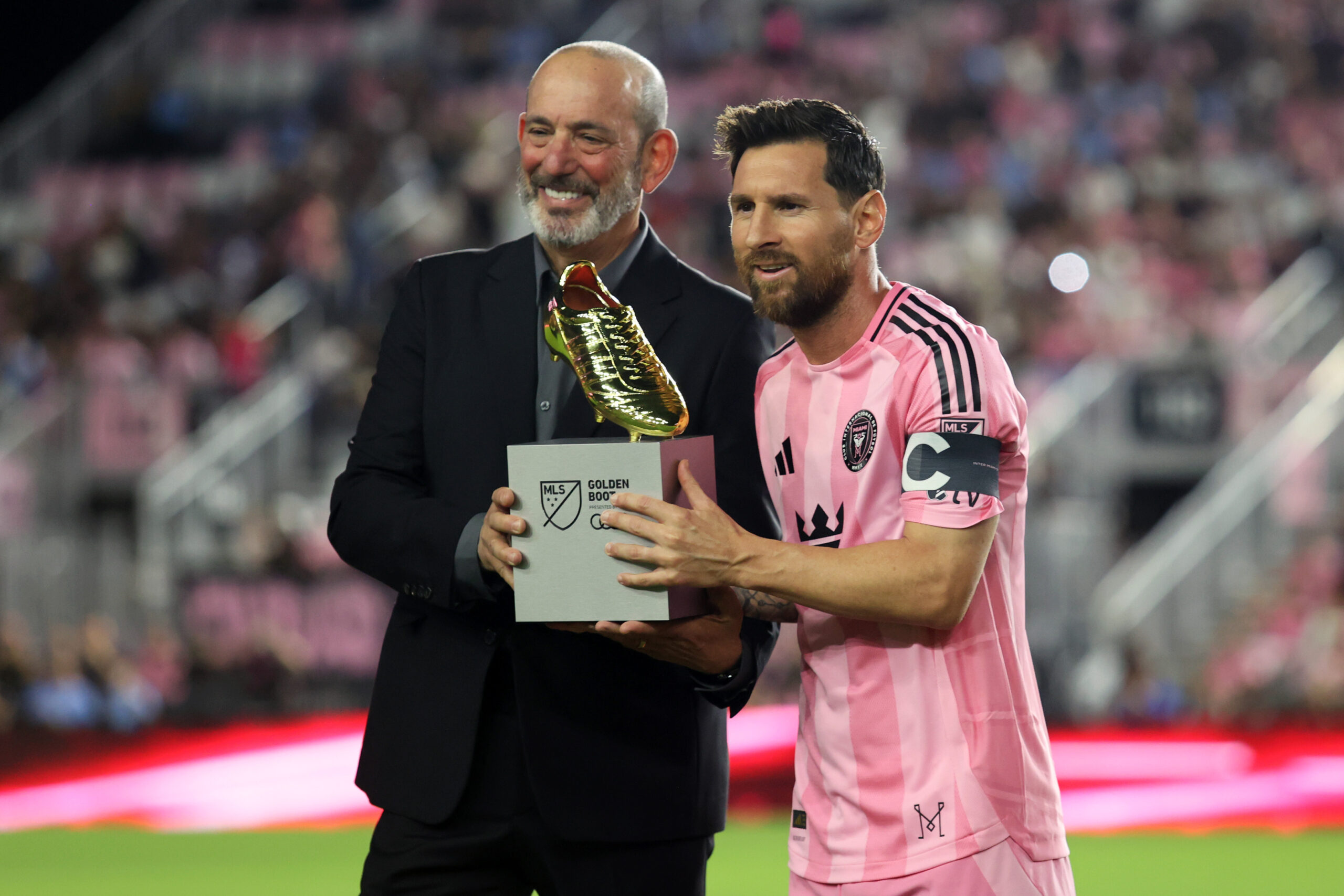 FORT LAUDERDALE, FLÓRIDA - 24 DE OUTUBRO: Lionel Messi #10 do Inter Miami CF recebe a Chuteira de Ouro da MLS de Don Garber, Comissário da Major League Soccer, antes da partida dos playoffs da MLS Cup de 2025 entre Inter Miami CF e Nashville SC no Chase Stadium em 24 de outubro de 2025 em Fort Lauderdale, Flórida. (Foto de Leonardo Fernandez/Getty Images)