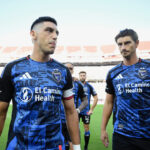 SANTA CLARA, CALIFÓRNIA - 13 DE SETEMBRO: Cristian Espinoza, camisa 10 do San Jose Earthquakes, e Ian Harkes, camisa 6 (à direita), estão em campo antes da partida contra o Los Angeles FC no Levi's Stadium, em 13 de setembro de 2025, em Santa Clara, Califórnia. (Foto de Eakin Howard/Getty Images)