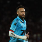 RIO DE JANEIRO, BRASIL - 9 DE NOVEMBRO: Neymar Jr., do Santos, observa a partida entre Flamengo e Santos, válida pelo Brasileirão 2025, no Estádio do Maracanã, em 9 de novembro de 2025, no Rio de Janeiro, Brasil. (Foto de Wagner Meier/Getty Images)