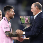 NASHVILLE, TENNESSEE - 19 DE AGOSTO: Lionel Messi, camisa 10 do Inter Miami, cumprimenta o comissário da MLS, Don Garber, após a vitória sobre o Nashville SC na final da Leagues Cup de 2023, disputada no GEODIS Park, em Nashville, Tennessee, em 19 de agosto de 2023. (Foto de Tim Nwachukwu/Getty Images)