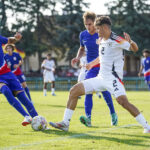 MIKULOV, REPÚBLICA CHECA - 4 DE SETEMBRO: Rafael Pinto Pedrosa da Alemanha Sub-18 em ação contra Pedro Guimarães e Christopher Cupps dos EUA Sub-18 durante o amistoso internacional de juniores sub-18 entre EUA e Alemanha no Estádio Mikulov em 4 de setembro de 2024 em Mikulov, República Tcheca. (Foto de Christian Hofer/Getty Images para DFB)