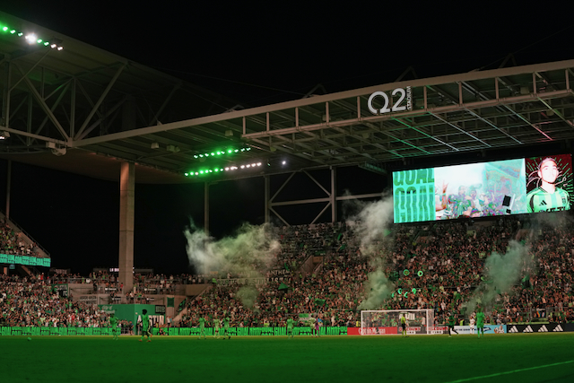 Q2 Stadium após um gol de Owen Wolff #33 do Austin FC durante uma partida contra o Los Angeles FC no Q2 Stadium em 12 de outubro de 2025 em Austin, Texas.