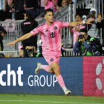 FORT LAUDERDALE, FLÓRIDA - 29 DE NOVEMBRO: Tadeo Allende #21 do Inter Miami CF comemora depois de marcar o quarto gol de sua equipe durante a partida final da conferência leste da Audi 2025 MLS Cup entre o Inter Miami CF e o New York City FC no Chase Stadium em 29 de novembro de 2025 em Fort Lauderdale, Flórida. (Foto de Carmen Mandato/Getty Images)