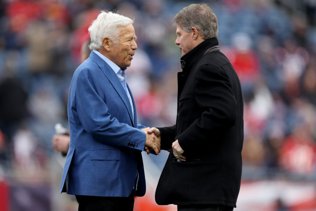 Salvadores da MLS! O proprietário do New England Revolution, Robert Kraft, e o proprietário do FC Dallas, Clark Hunt, falam antes de um jogo no Gillette Stadium em 2023 em Foxborough, Massachusetts. (Foto de Maddie Meyer/Getty Images)