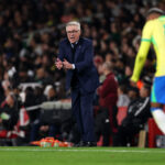 Carlo Ancelotti, técnico da seleção brasileira, reage durante o amistoso internacional entre Brasil e Senegal no Emirates Stadium, em 15 de novembro de 2025, em Londres, Inglaterra. (Foto de Ryan Pierse/Getty Images)