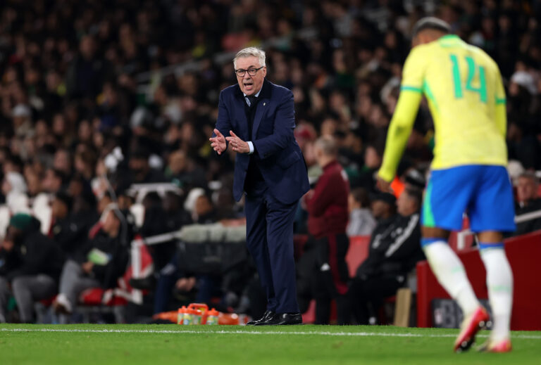 Carlo Ancelotti, técnico da seleção brasileira, reage durante o amistoso internacional entre Brasil e Senegal no Emirates Stadium, em 15 de novembro de 2025, em Londres, Inglaterra. (Foto de Ryan Pierse/Getty Images)