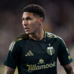 Antony #11 do Portland Timbers assiste durante a partida de Playoff da Copa MLS de 2025 entre San Diego FC e Portland Timbers no Providence Park em 01 de novembro de 2025 em Portland, Oregon.