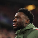 Alphonso Davies do Bayern de Munique durante a partida da Fase MD6 da UEFA Champions League 2025/26 League entre o FC Bayern München e o Sporting Clube de Portugal na Football Arena Munich em 09 de dezembro de 2025 em Munique, Alemanha.