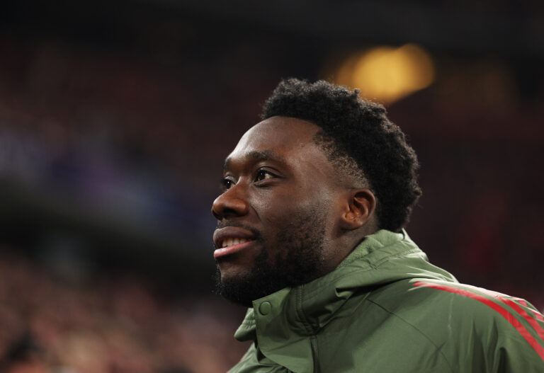 Alphonso Davies do Bayern de Munique durante a partida da Fase MD6 da UEFA Champions League 2025/26 League entre o FC Bayern München e o Sporting Clube de Portugal na Football Arena Munich em 09 de dezembro de 2025 em Munique, Alemanha.