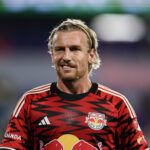 Emil Forsberg #10 do New York Red Bulls reage durante o primeiro tempo contra o FC Cincinnati na Red Bull Arena em 04 de outubro de 2025 em Harrison, Nova Jersey. (Foto de Caean Couto/Getty Images)
