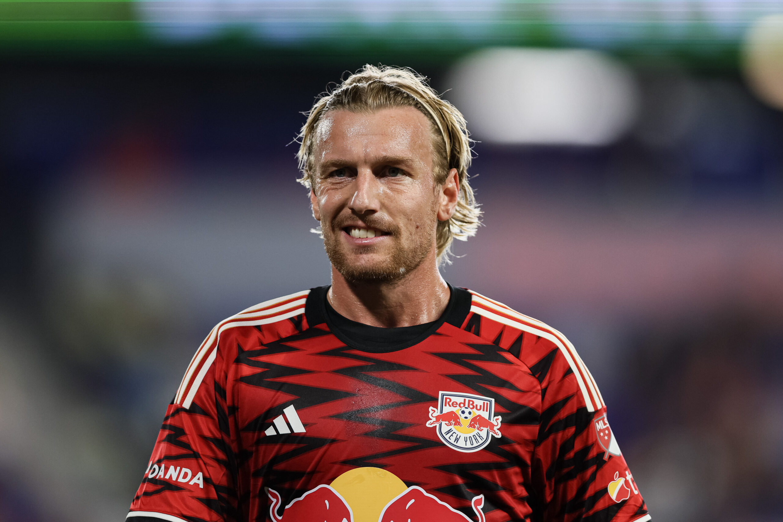 Emil Forsberg #10 do New York Red Bulls reage durante o primeiro tempo contra o FC Cincinnati na Red Bull Arena em 04 de outubro de 2025 em Harrison, Nova Jersey. (Foto de Caean Couto/Getty Images)