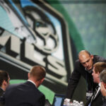 Equipes trabalham em suas respectivas mesas durante o SuperDraft da MLS de 2013 (Foto de Joe Robbins/Getty Images)