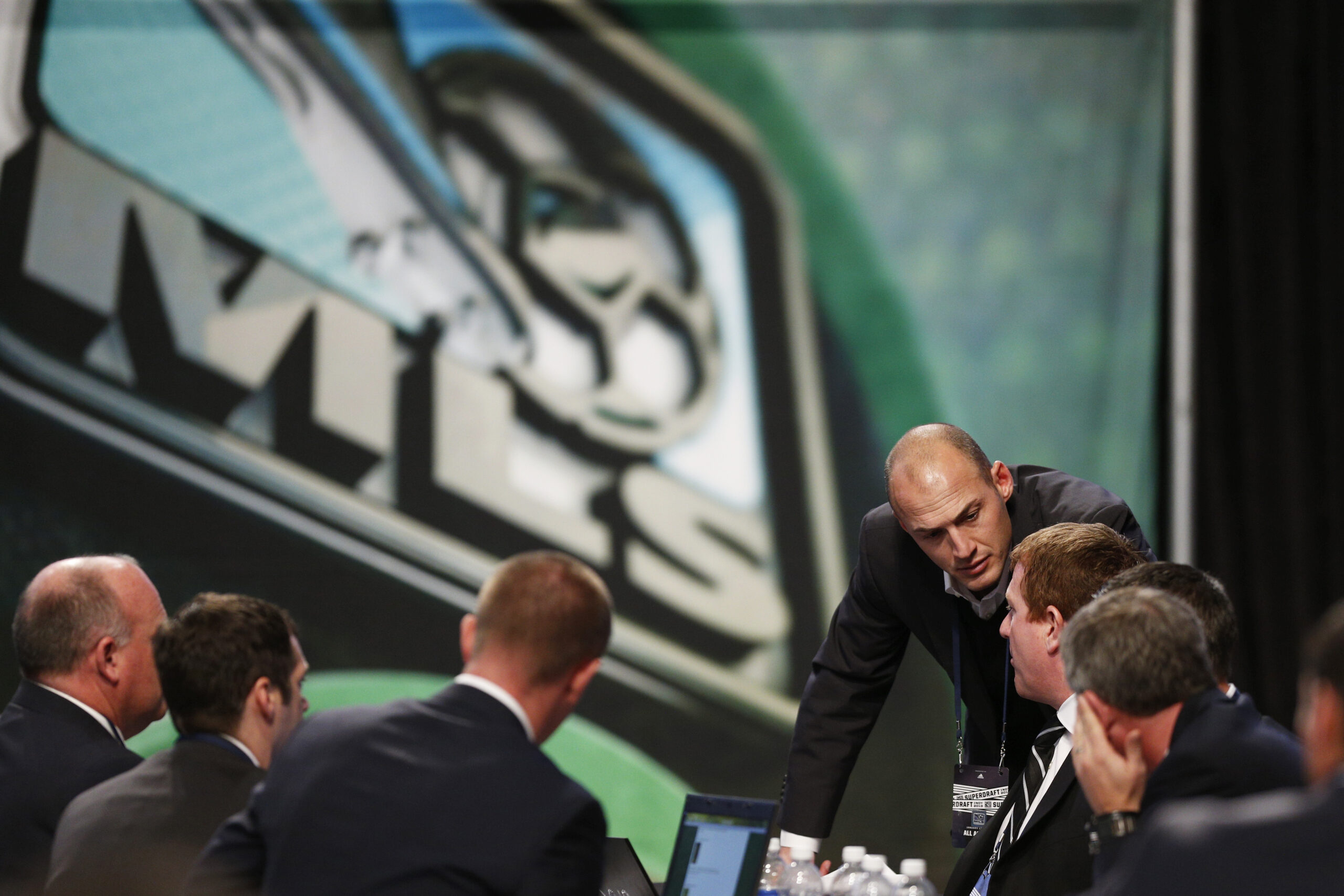 Equipes trabalham em suas respectivas mesas durante o SuperDraft da MLS de 2013 (Foto de Joe Robbins/Getty Images)