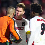 Nikola Markovic #6 do NC State Wolfpack conversa com o árbitro ao lado de Ibrahim Conde #9 do NC State Wolfpack no WakeMed Soccer Park em 15 de dezembro de 2025 em Cary, Carolina do Norte. (Foto de Ryan Hunt/Getty Images)