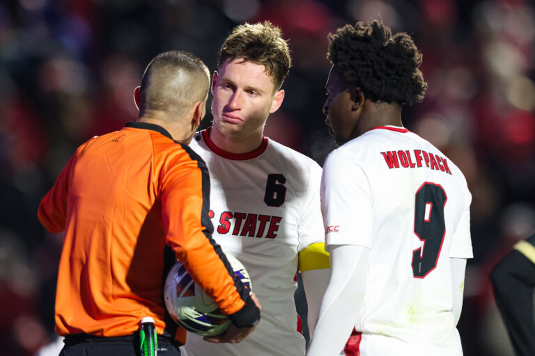Nikola Markovic #6 do NC State Wolfpack conversa com o árbitro ao lado de Ibrahim Conde #9 do NC State Wolfpack no WakeMed Soccer Park em 15 de dezembro de 2025 em Cary, Carolina do Norte. (Foto de Ryan Hunt/Getty Images)
