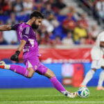 Carlos Coronel #31 do New York Red Bulls cobra um tiro de meta durante o primeiro tempo da partida contra o FC Cincinnati na Red Bull Arena em 4 de outubro de 2025 em Harrison, Nova Jersey. (Foto de Caean Couto/Getty Images)