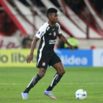 Felix Torres, do Corinthians, domina a bola durante uma partida da Copa CONMEBOL Sul-Americana entre Huracán e Corinthians no Estádio Tomás Adolfo Ducó, em Buenos Aires, Argentina, em 27 de maio de 2025.