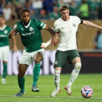 Cole Palmer #10 do Chelsea FC controla a bola enquanto está sob pressão de Micael #13 do Palmeiras durante a partida das quartas de final da Copa do Mundo de Clubes da FIFA de 2025 na Filadélfia, Pensilvânia. (Foto de Francois Nel/Getty Images)