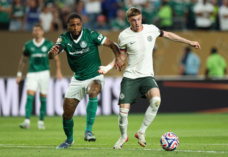 Cole Palmer #10 do Chelsea FC controla a bola enquanto está sob pressão de Micael #13 do Palmeiras durante a partida das quartas de final da Copa do Mundo de Clubes da FIFA de 2025 na Filadélfia, Pensilvânia. (Foto de Francois Nel/Getty Images)
