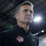 Jesse Marsch, treinador principal do Canadá, assiste antes da partida Amigável Internacional entre Venezuela e Canadá no Chase Stadium em 18 de novembro de 2025 em Fort Lauderdale, Flórida. (Foto de Leonardo Fernandez/Getty Images)
