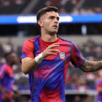 ARLINGTON, TEXAS - 23 DE JUNHO: Christian Pulisic, dos Estados Unidos, se aquece antes da partida do Grupo C da CONMEBOL Copa America 2024 entre os Estados Unidos e a Bolívia no AT&T Stadium em 23 de junho de 2024 em Arlington, Texas. (Foto de Omar Vega/Getty Images)